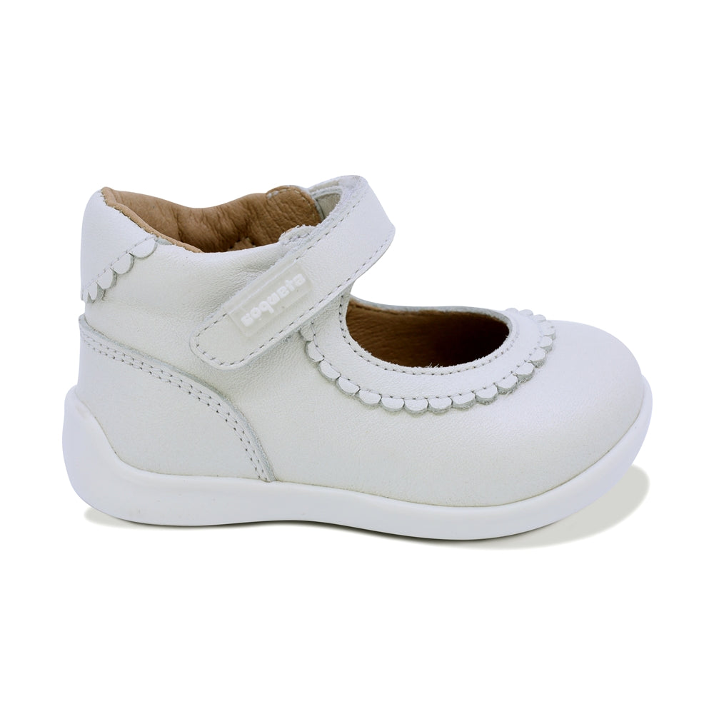 ZAPATO COQUETA PARA NIÑA DE PIEL COLOR PERLA PANAL CON TIRA DE CONTACTO