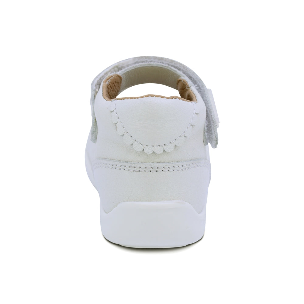 ZAPATO COQUETA PARA NIÑA DE PIEL COLOR PERLA PANAL CON TIRA DE CONTACTO