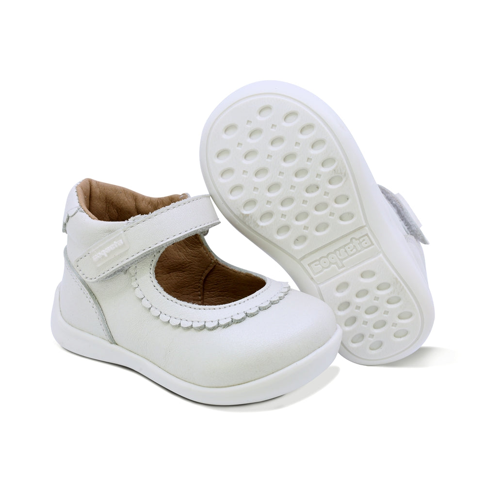 ZAPATO COQUETA PARA NIÑA DE PIEL COLOR PERLA PANAL CON TIRA DE CONTACTO