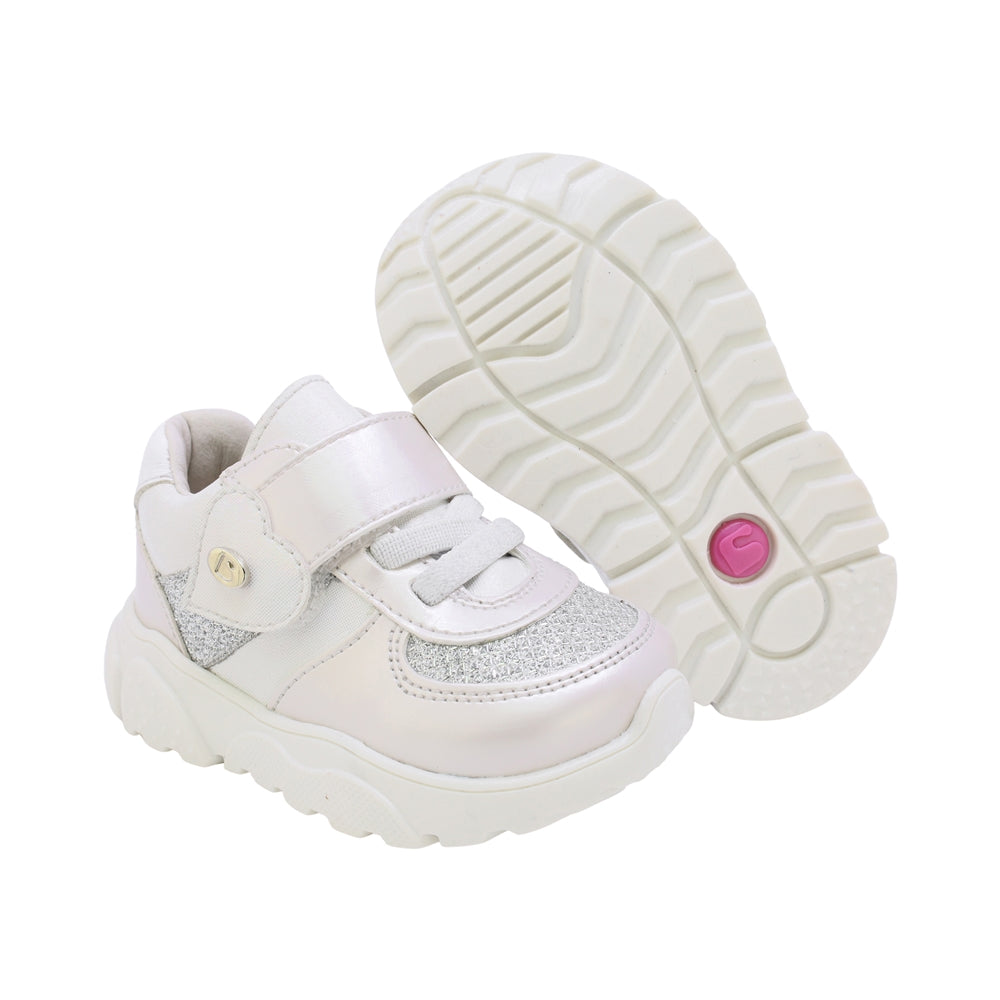 TENIS COQUETA PARA NIÑA EN SINTÉTICO COLOR PERLA ZIPPY CON AGUJETA Y TIRA DE CONTACTO
