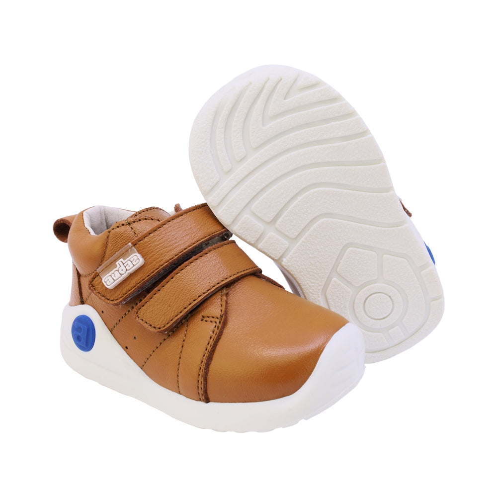 BOTA AUDAZ PARA NIÑO EN PIEL COLOR MIEL PINKY CON DOBLE TIRA DE CONTACTO