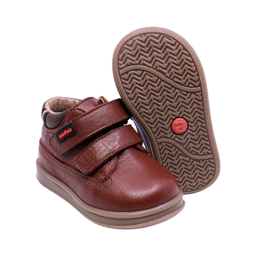 ZAPATO AUDAZ PARA NIÑO COLOR LADRILLO DE PIEL TEDDY CON TIRA DE CONTACTO
