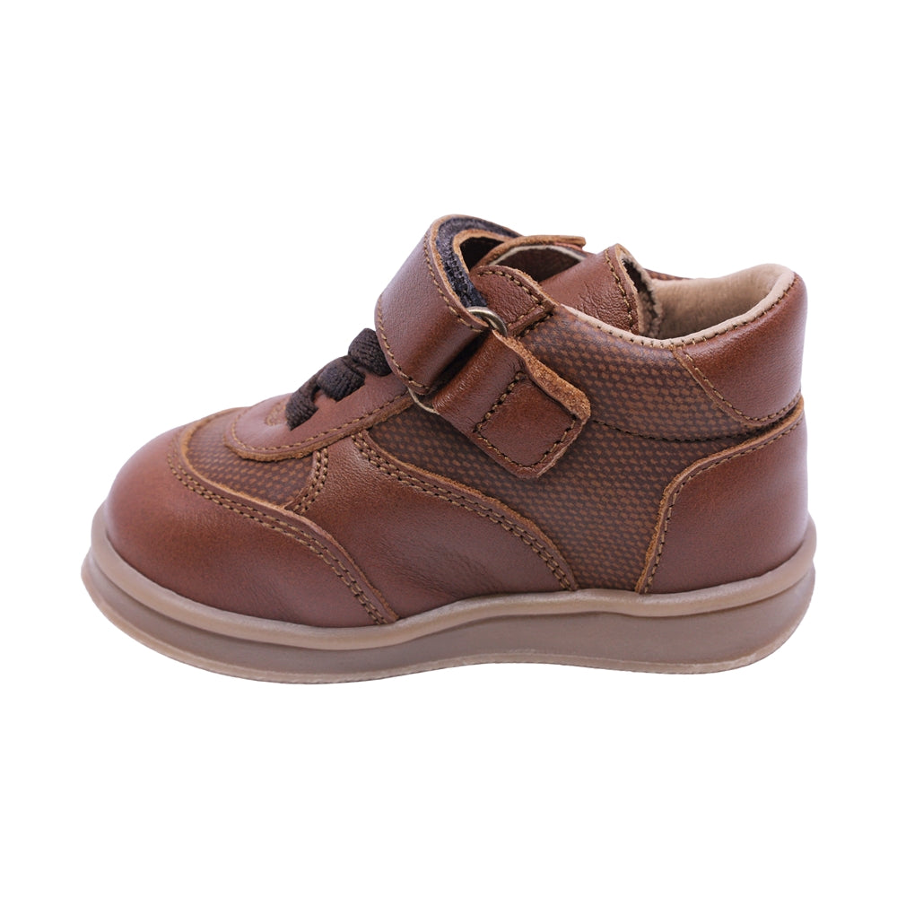 ZAPATO AUDAZ PARA NIÑO COLOR CAFÉ CLARO DE PIEL TEDDY CON TIRA DE CONTACTO