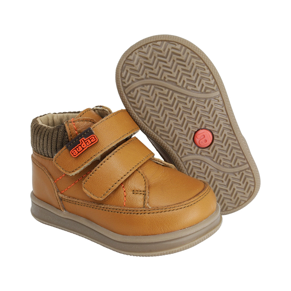 BOTA AUDAZ PARA NIÑO EN PIEL COLOR MIEL TEDDY CON DOBLE TIRA DE CONTACTO