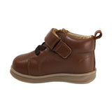 BOTA AUDAZ PARA NIÑO EN PIEL COLOR CAFÉ CLARO TEDDY CON AGUJETA Y TIRA DE CONTACTO