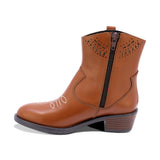 BOTINES COQUETA PARA NIÑA DE PIEL COLOR MIEL MIRTA CON DISEÑO WESTERN Y DETALLES CALADOS