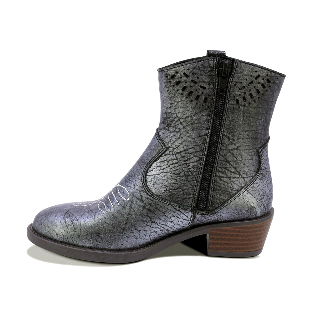 BOTINES COQUETA PARA NIÑA DE PIEL COLOR GRIS METÁLICO MIRTA CON DISEÑO WESTERN Y DETALLES CALADOS