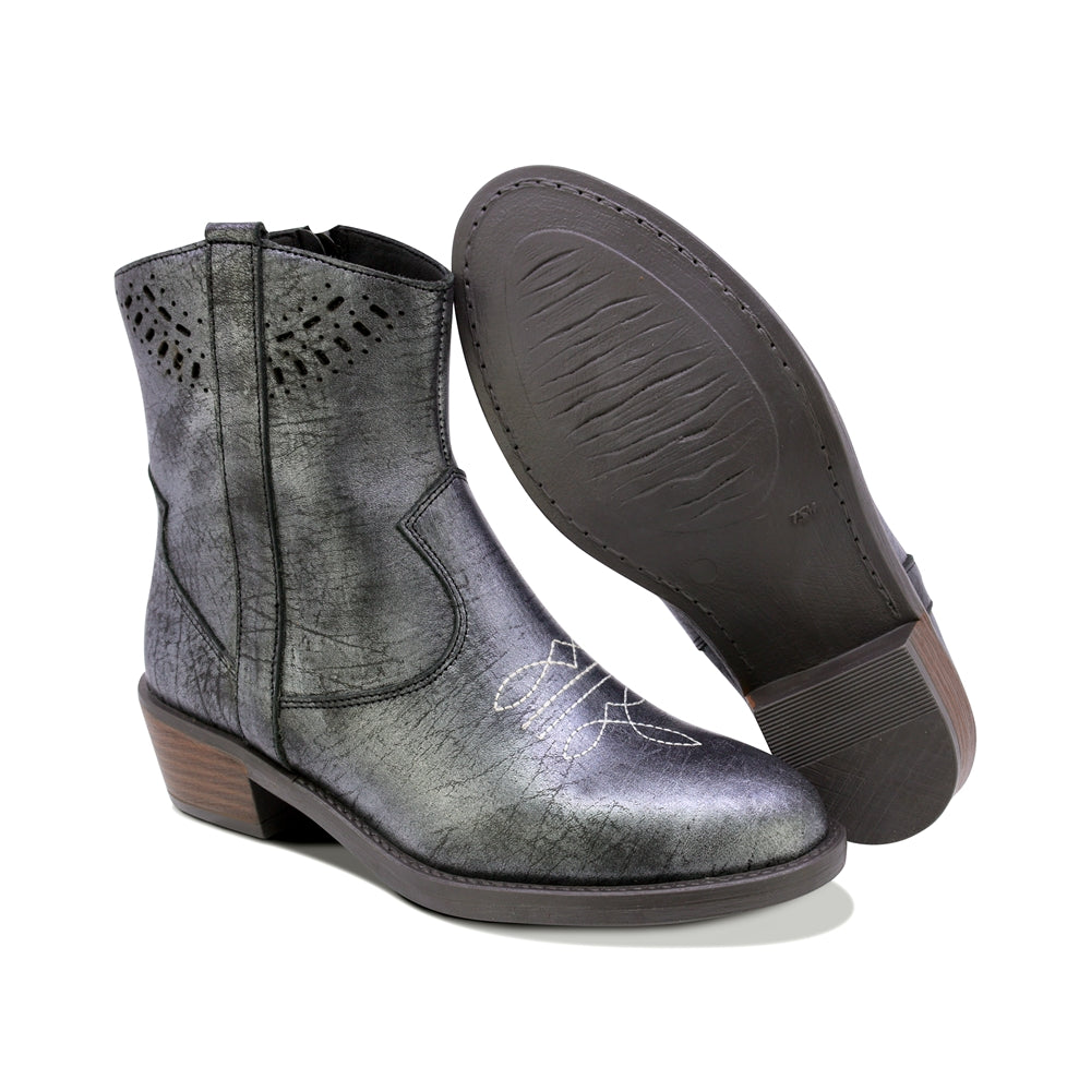 BOTINES COQUETA PARA NIÑA DE PIEL COLOR GRIS METÁLICO MIRTA CON DISEÑO WESTERN Y DETALLES CALADOS