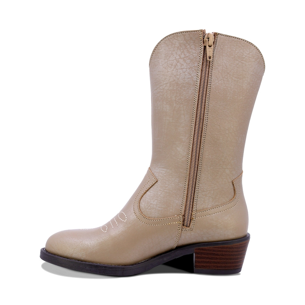 BOTAS COQUETA PARA NIÑA DE PIEL COLOR BEIGE MIRTA CON DISEÑO WESTERN Y BORDADO CONTRASTANTE