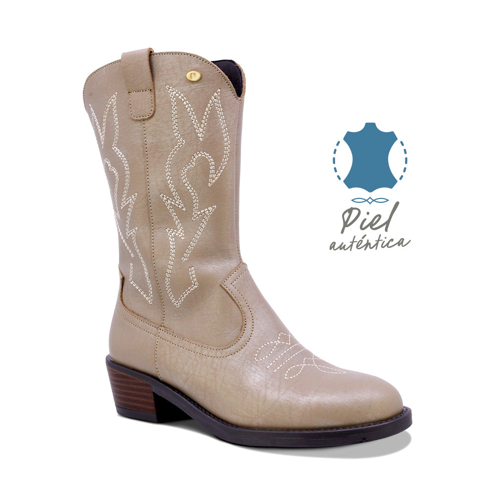 BOTAS COQUETA PARA NIÑA DE PIEL COLOR BEIGE MIRTA CON DISEÑO WESTERN Y BORDADO CONTRASTANTE