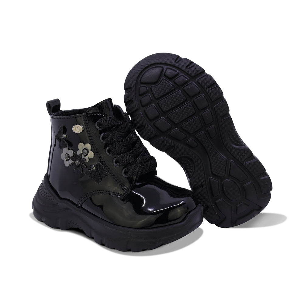 BOTA COQUETA PARA NIÑA EN CHAROL COLOR NEGRO SUELA NEMO CON AGUJETA