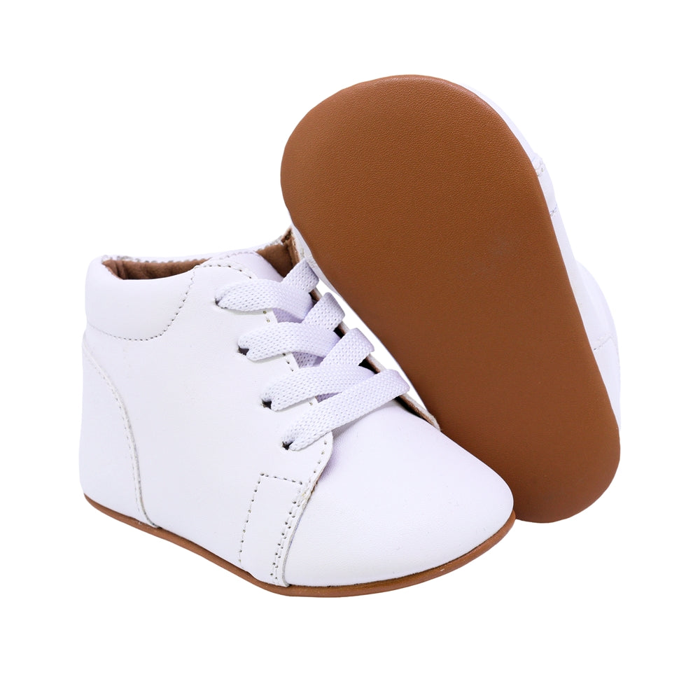 BOTA AUDAZ PARA NIÑO COLOR BLANCO DE SINTÉTICO PEUQUE CON AGUJETA