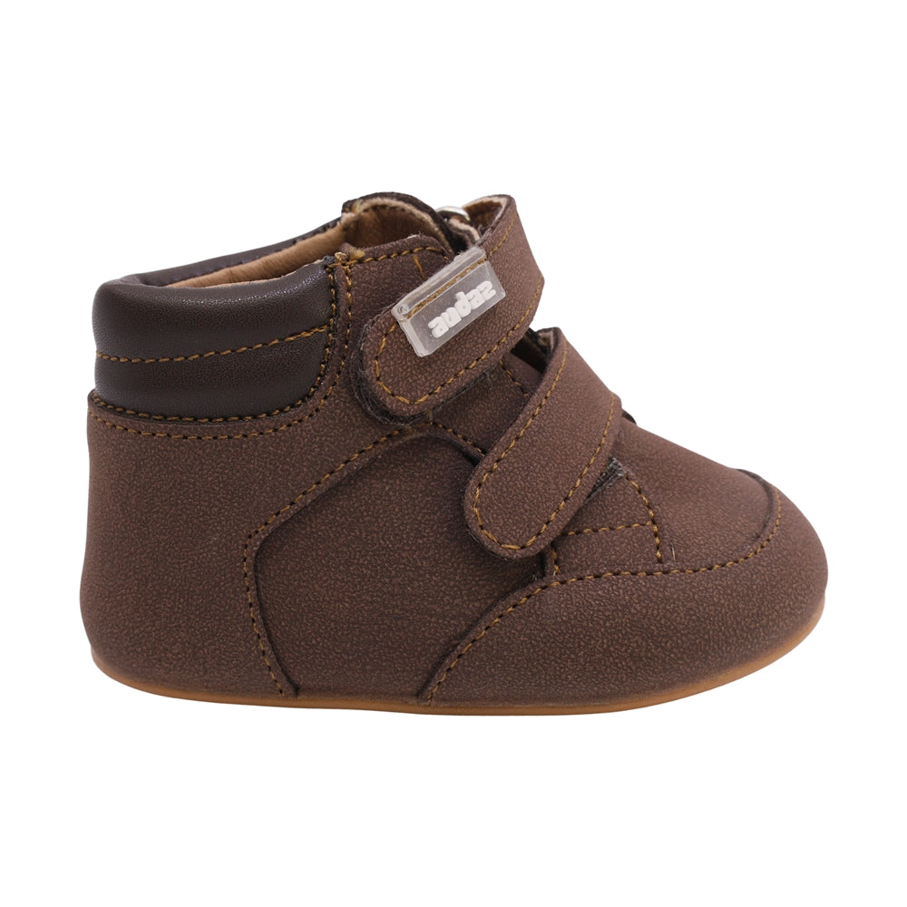 BOTA AUDAZ PARA NIÑO EN SINTÉTICO COLOR CAFÉ PEUQUE CON DOBLE TIRA DE CONTACTO