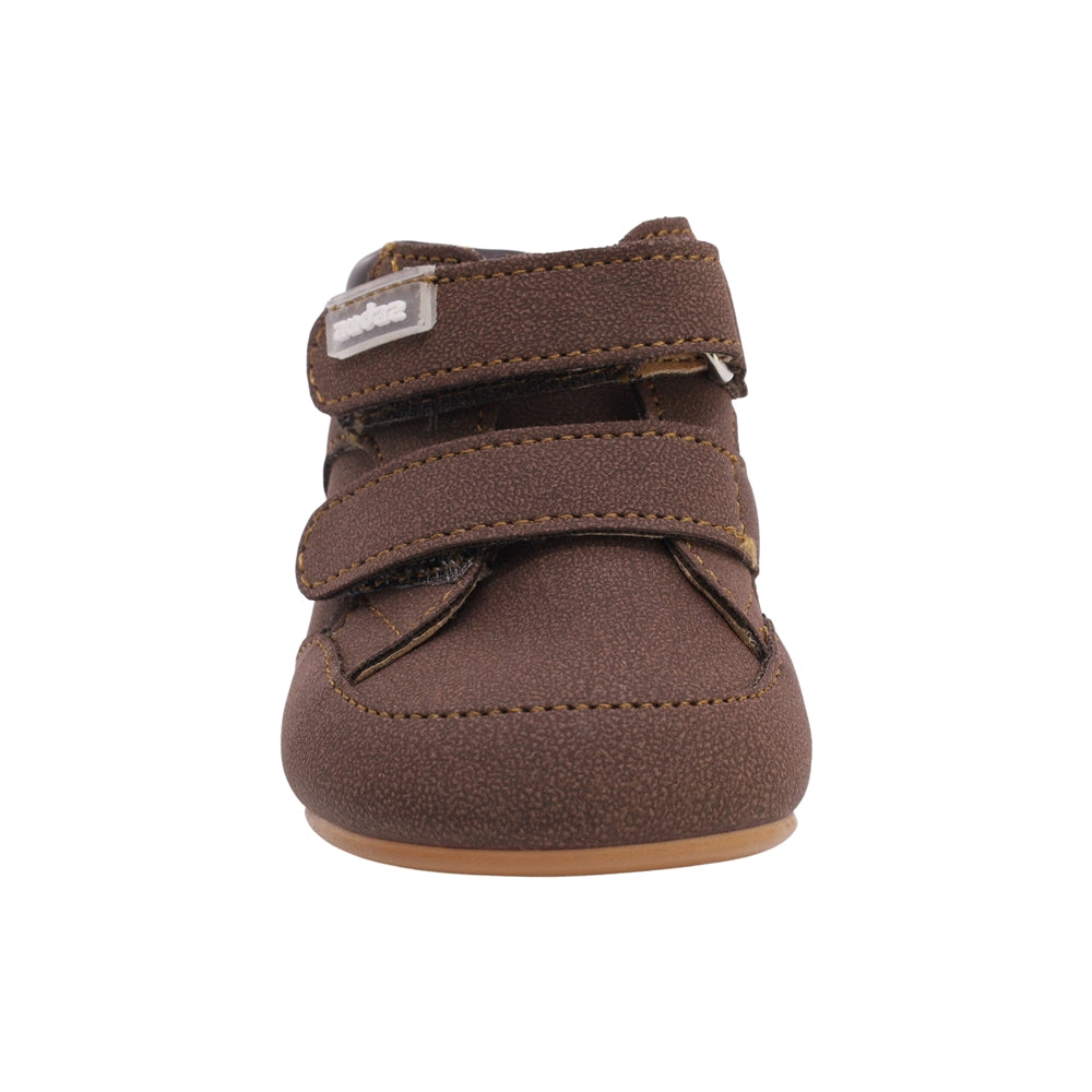 BOTA AUDAZ PARA NIÑO EN SINTÉTICO COLOR CAFÉ PEUQUE CON DOBLE TIRA DE CONTACTO
