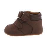 BOTA AUDAZ PARA NIÑO EN SINTÉTICO COLOR CAFÉ PEUQUE CON DOBLE TIRA DE CONTACTO