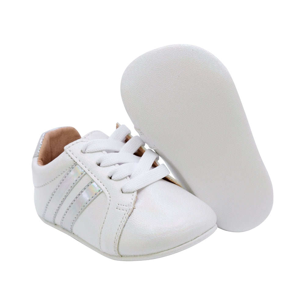 TENIS COQUETA PARA NIÑA DE SINTÉTICO COLOR PLATA PEUQUE CON AGUJETA