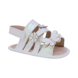 SANDALIA COQUETA PARA NIÑA COLOR PERLA DE SINTÉTICO PETIT CON TIRA DE CONTACTO
