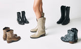 Modelos de botas vaqueras en piel Coqueta y Audaz, en tonos beige, negro, café y metálico. Moda infantil western con estilo y autenticidad.